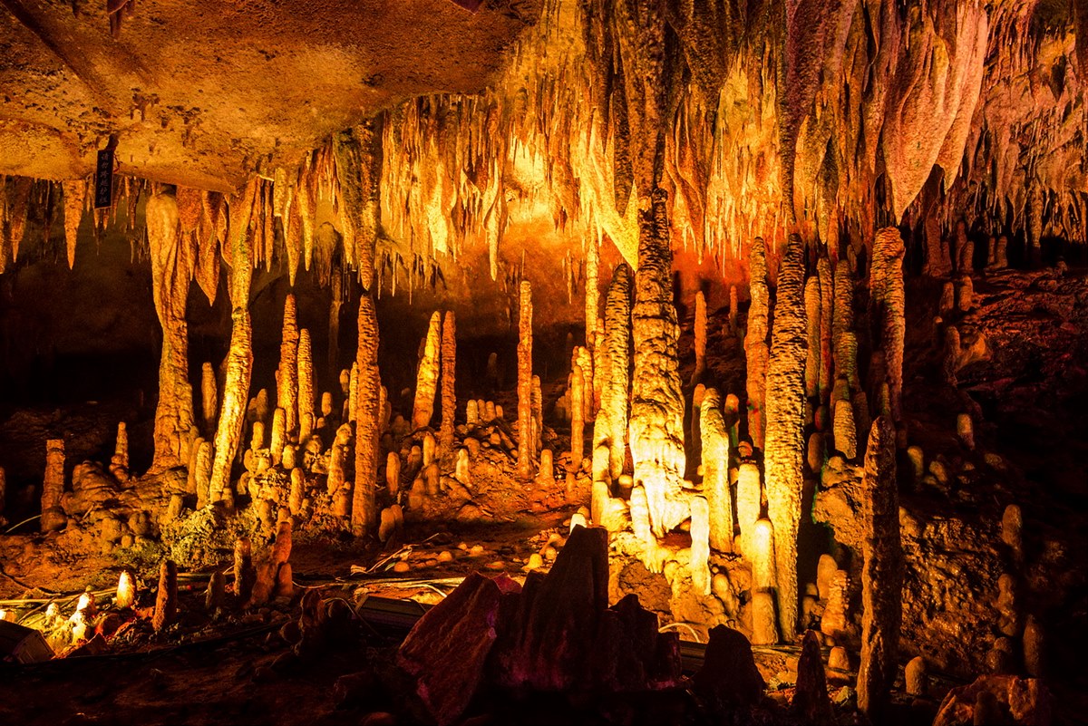 Tropfsteine in der Shennong-Höhle in China