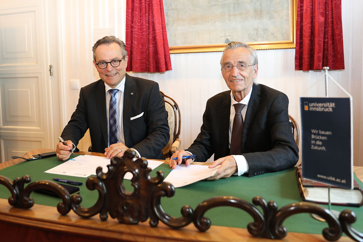 Die beiden Rektoren bei der Unterzeichnung der Kooperationsvereinbarung