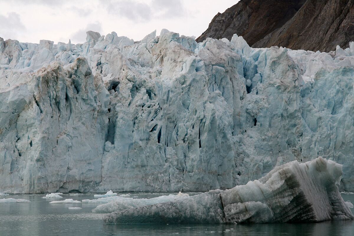 Gletscher werden bereits jetzt massiv durch die Folgen der Klimakrise in Mitleidenschaft gezogen.