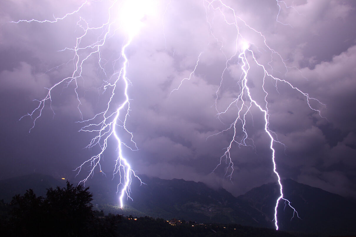 Blitze über Innsbruck
