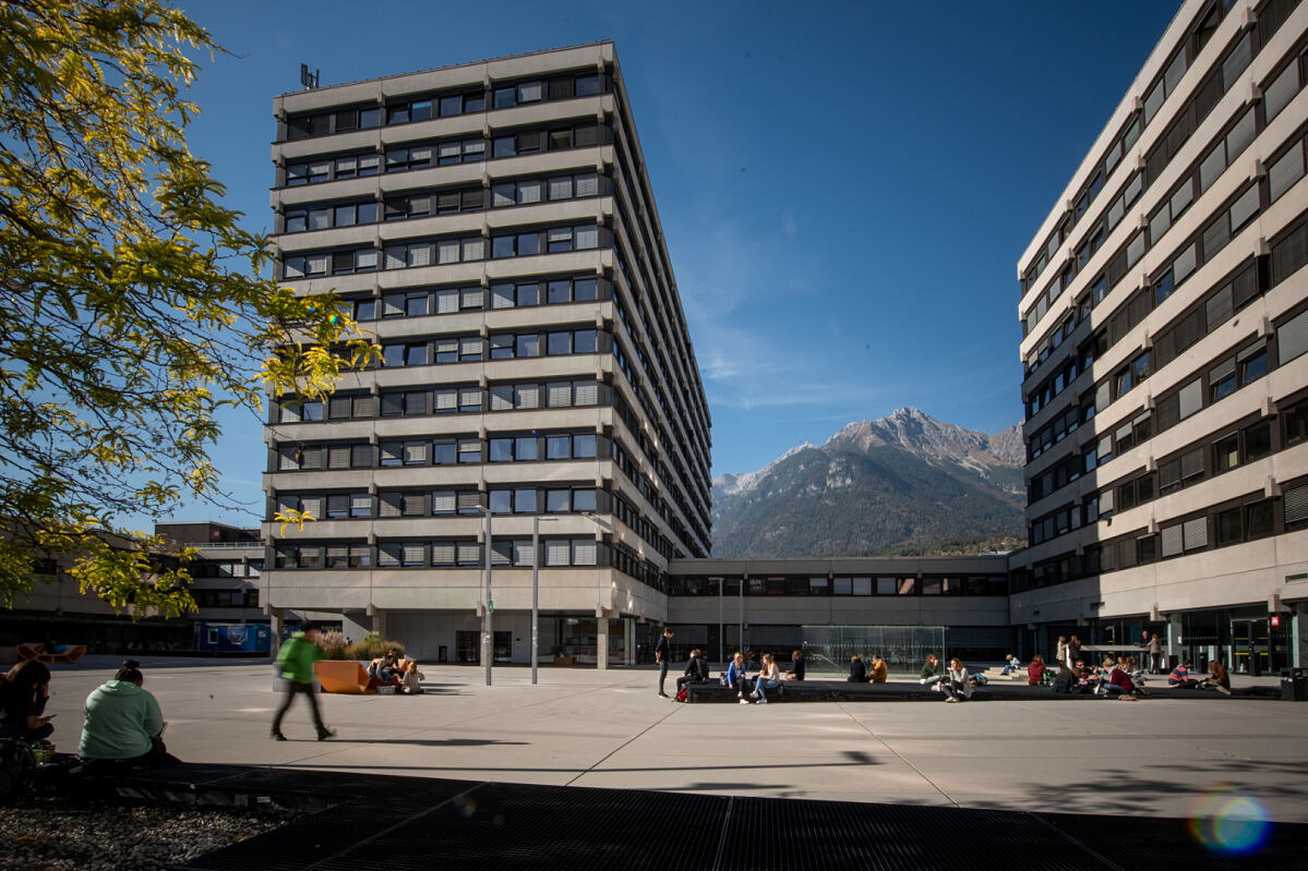 Der Geiwi-Vorplatz der Universität Innsbruck