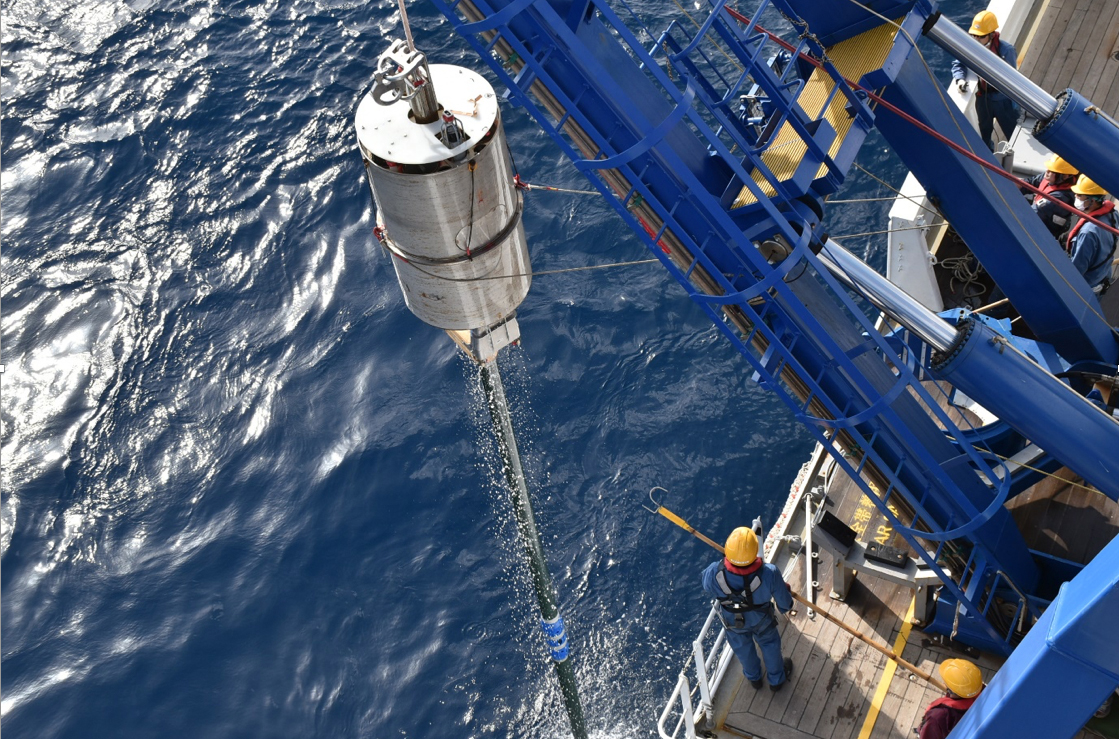 Hochmoderne Tiefsee-Bohrvorrichtung „Giant Piston Corer-System“ an Bord des Forschungsschiffs Kaimei